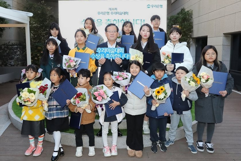 우리은행(은행장 조병규)은 지난 10일 서울 중구 회현동 우리은행 본점에서 ‘제26회 우리은행 우리미술대회’ 시상식을 개최했다. 조병규 은행장이 시상식 후 수상자들과 함께 기념사진을 촬영하고 있다. ⓒ타임즈