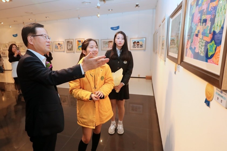 조병규 은행장이 ‘제26회 우리은행 우리미술대회’ 수상자로부터 수상 작품에 대해 설명을 듣고 있다. ⓒ타임즈