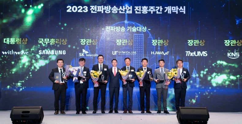 SKT, AI 기술로 전파방송 기술대상 장관상 수상_1 ⓒ타임즈<br>
※ 사진설명 : 13일 열린 제 24회 전파방송기술대상 행사에서 류탁기 SKT 인프라 기술 담당(왼쪽 세번째)이 전파방송 기술대상 수상자들과 함께 기념촬영을 하고 있다.