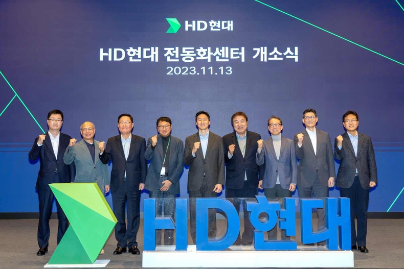사진_HD현대가 경기도 성남시 HD현대 글로벌R&D센터(GRC)에서 ‘전동화센터’ 개소식을 가졌다. (오른쪽 다섯번째부터 왼쪽으로 정기선 HD현대 부회장, 설승기 전동화센터 기술자문위원) ⓒ타임즈