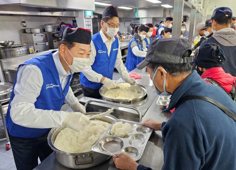 (사진1) 전자 배식 봉사 ⓒ타임즈