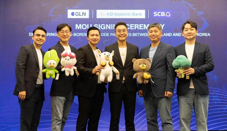 (보도사진) KB국민은행, 태국 SCB은행과 고객 맞춤형 해외 금융 서비스 제공 MOU 체결 ⓒ타임즈<br>
(사진설명) 13일 태국에서 개최된 KB국민은행과 SCB은행과의 MOU 체결식에서 타나왓 끼띠수완(THANAWATN KITTISUWAN) SCB은행 디지털사업(Merchant) 본부장(좌측 4번째)과 김경호 GLN 대표(좌측 2번째), 박형주 KB국민은행 디지털신사업본부장(좌측 5번째) 및 관계자들이 기념 사진을 촬영하고 있다.