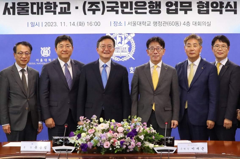 (보도사진2) KB국민은행, 서울대학교와 업무협약 체결 ⓒ타임즈<br>
(사진설명2) 14일 서울시 관악구에 위치한 서울대학교 대회의실에서 진행된 서울대학교·KB국민은행 업무 협약식에서 유홍림 서울대학교 총장(좌측 3번째)과 이재근 KB국민은행장(좌측 4번째), 김재영 서울대학교 연구부총장(좌측 2번째), 윤영호 서울대학교 기획부총장(좌측 1번째), 김동록 KB국민은행 기관고객그룹 부행장(좌측 5번째), 이택연 KB국민은행 남부지역그룹 대표(좌측 6번째)가 기념 사진을 촬영하고 있다.