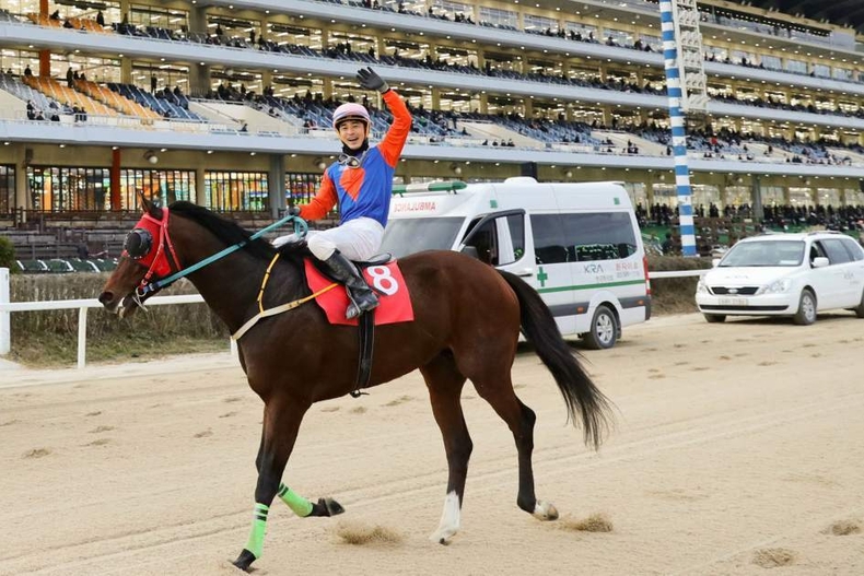 (기획1)(사진)21년 코리안더비 위너스맨과 최시대 기수 우승 세리머니
