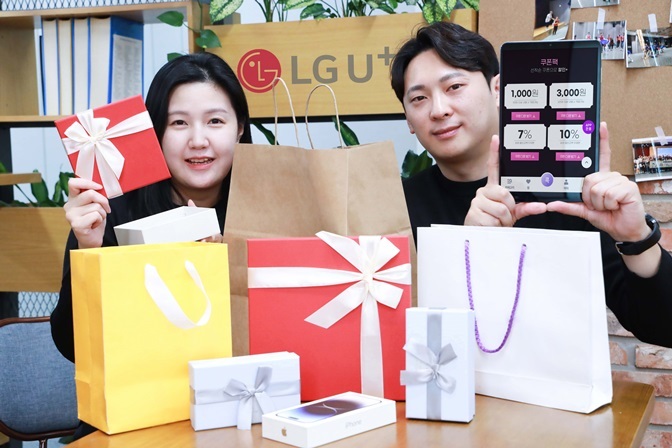 LG유플러스(대표 황현식, www.lguplus.com)는 블랙프라이데이를 맞아 모바일 쇼핑 플랫폼 ‘U+콕’에서 최저가 대비 최대 13% 할인을 진행하는 ‘블랙프라이데이 프로모션’을 진행한다고 17일 밝혔다. 사진은 LG유플러스 임직원이 ‘블랙프라이데이 프로모션’을 소개하는 모습. ⓒ타임즈