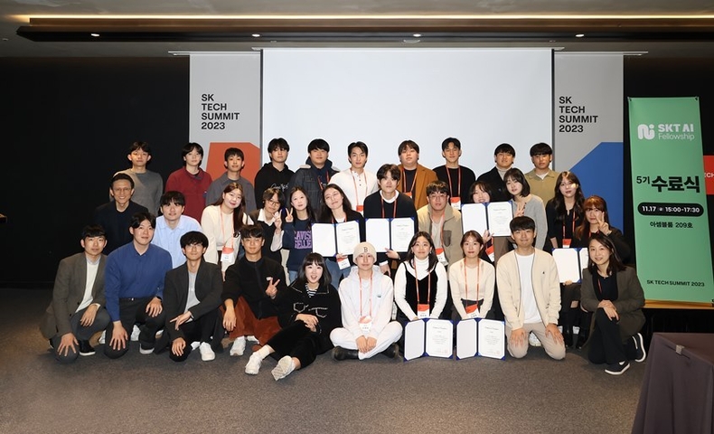 SKT AI 펠로우십 5기 학생들이 수료식을 마치고 기념촬영을 하는 모습 ⓒ타임즈