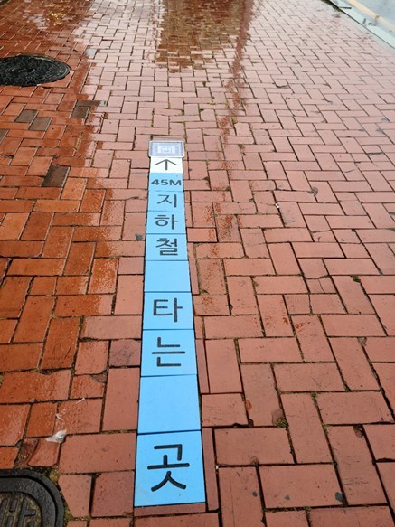 대중교통 이용 편의 증진을 위해 지하철 “환승길 안내표시”를 주요 버스정류장에 설치했다고 밝혔다. 3 ⓒ타임즈
