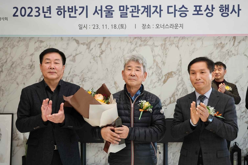(기획2)(사진)통산 100승 달성하며 포상 수상하는 이종욱 마주 ⓒ타임즈