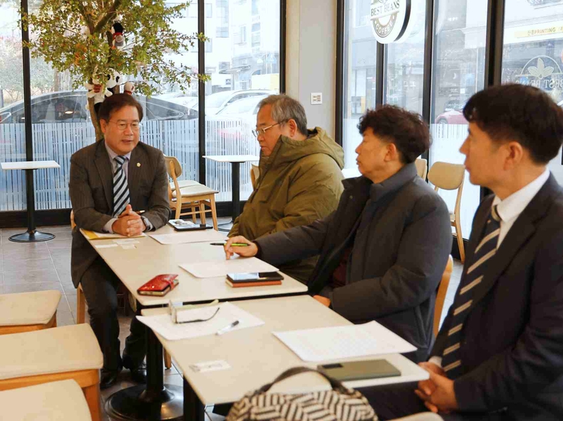 박영기 전)성남시장 예비후보와 성남기자클럽 대표들(2) ⓒ타임즈