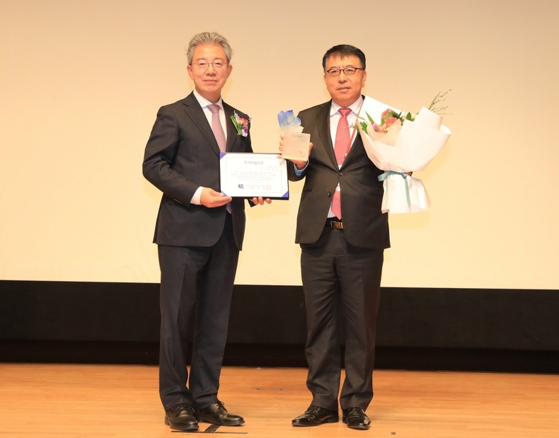 한전KPS사진 ⓒ타임즈<br>
(사진설명) 한전KPS 발전안전사업본부 허상국 부사장(사진 오른쪽)이 한국품질경영학회 최정일 회장(사진 왼쪽)으로 부터 CQO상 수상 후 기념사진을 촬영하고 있다.