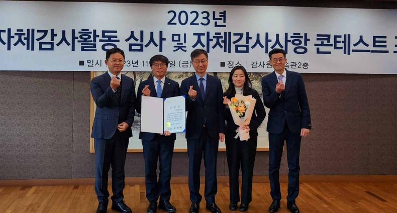 한전KPS 감사원 자체평가 최우수기관 선정 ⓒ타임즈<br>
(사진설명) 11월 24일, 한전KPS 강동신 상임감사(사진 왼쪽 두번째)가 ‘자체감사활동 최우수기관 표창’ 수상 후 감사원 최재해 원장(사진 오른쪽 세 번째)과 함께 기념촬영을 하고 있다.