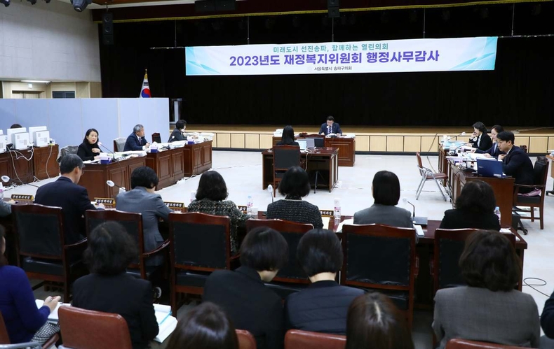 재정복지위원회(위원장 조용근)가 송파구청 4층 대강당에서 소관 부서 국·과장의 선서를 받고 있다.