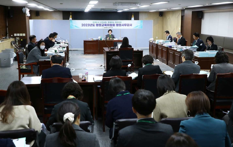  정교육위원회(위원장 김순애)가 송파구청 3층 대회의실에서 소관 부서 국·과장의 선서를 받고 있다 