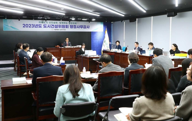 도시건설위원회(위원장 이하식)가 송파아카데미(KT 3층)에서 소관 부서 국·과장의 선서를 받고 있다.
