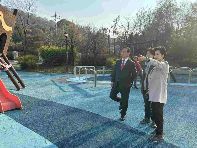 파구의회 이하식 위원장(거여1동, 마천1·2동)과 나봉숙 의원(거여1동, 마천1·2)이 도담·천상어린이공원을 방문(2) ⓒ타임즈