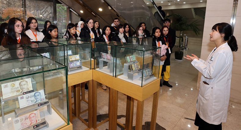 하나은행은 지난 29일 전 세계 34개국 총 110여 명의 청소년을 초청해 '글로벌 금융 체험 프로그램'을 실시했다. 이날 초청된 해외 청소년들이 하나은행 위변조대응센터에서 전 세계 다양한 화폐에 대한 설명을 듣고 있다. ⓒ타임즈
