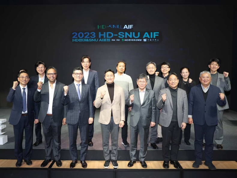 사진3_HD현대가 30일(목) 글로벌R&D센터(GRC)에서 제2회 HD현대&SNU AI포럼을 개최했다(첫번째 줄 왼쪽에서 네 번째 HD현대 정기선 부회장) ⓒ타임즈