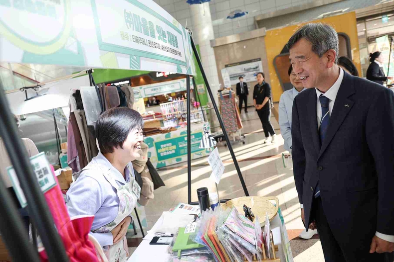 (단신3)(사진)지난10월 사회적경제 팝업스토어 찾은 한국마사회 정기환 회장 ⓒ타임즈