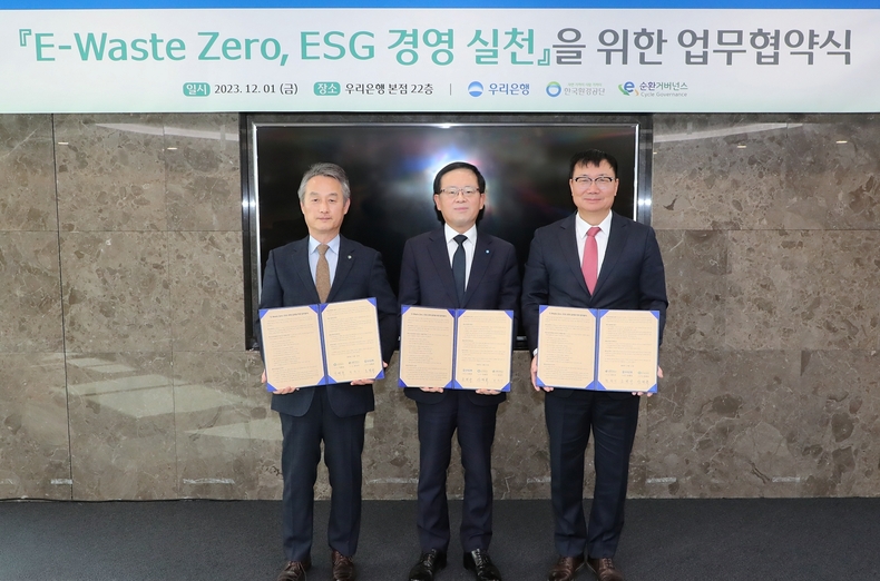 우리은행(은행장 조병규)은 지난 1일 서울 중구 소재 우리은행 본점에서 한국환경공단, E-순환거버넌스와 업무협약을 체결했다. 우리은행 조병규 은행장(가운데), 한국환경공단 안병옥 이사장(왼쪽), E-순환거버넌스 정덕기 이사장이 기념촬영을 하고 있다. ⓒ타임즈