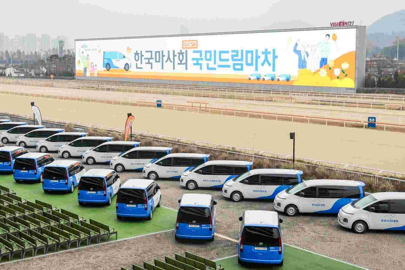 (단신1)(사진)한국마사회 국민드림마차 전달식 (2)