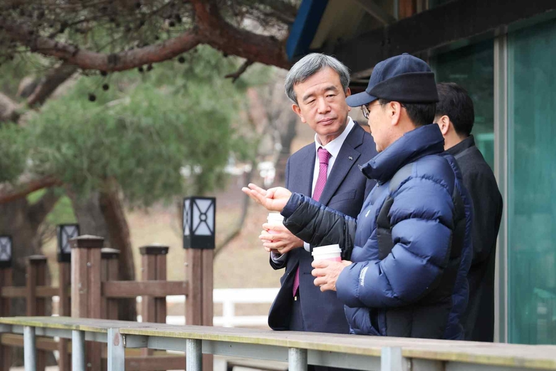 (단신2)(사진)정기환 마사회장 새벽 경주마 조교현장 방문