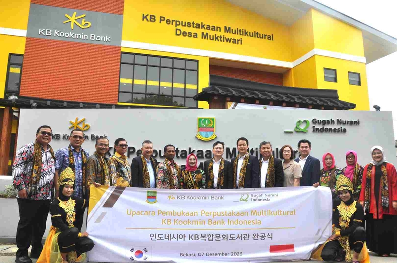 (보도사진1) KB국민은행, 인도네시아 버카시주 `KB복합문화도서관` 완공식 진행 ⓒ타임즈<br>
보도사진1 설명 : 7일 인도네시아 버카시주 묵티와리 마을에서 진행된 'KB복합문화도서관 완공식'에서 로비 몬동 KB부코핀은행 수석부행장(좌측 5번째)과 김선 굿네이버스 국제사업본부장(좌측 9번째), 조용범 KB국민은행 ESG기획부장(좌측 8번째) 등 유관기관 관계자 및 지역 주민들이 기념사진을 촬영하고 있다.