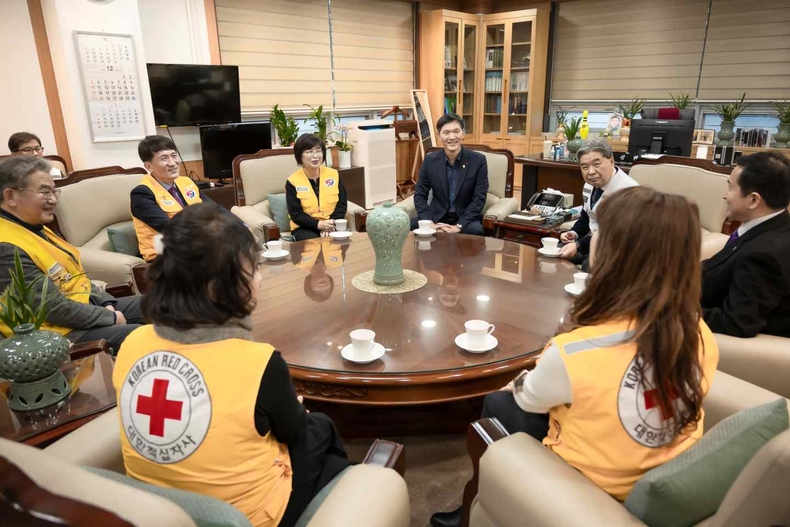 (사진3)남양주시의회, 2024년 적십자 특별회비 전달 ⓒ타임즈