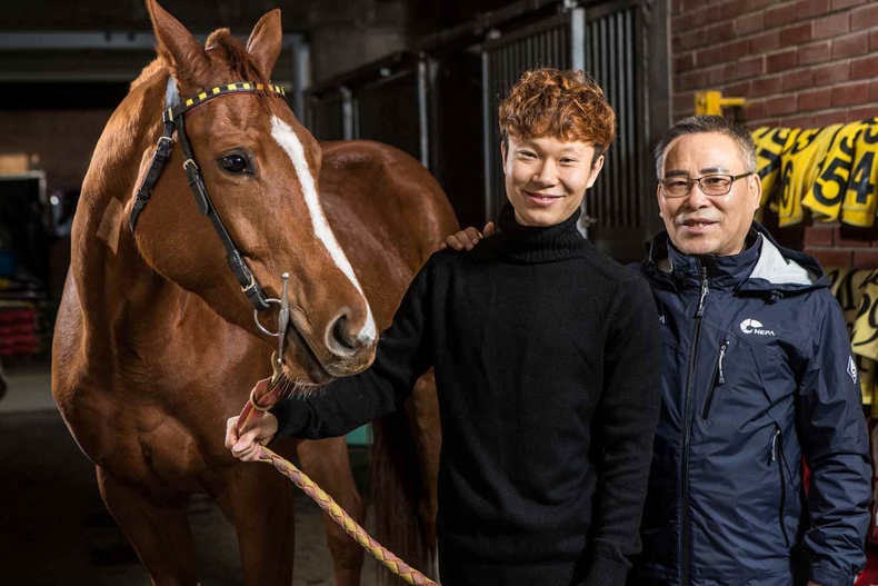 (부정기)(사진)이희영 조교사와 아들 이혁 기수 (1) ⓒ타임즈