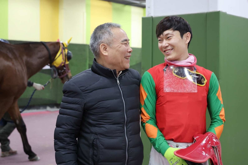 (부정기)(사진)이희영 조교사와 아들 이혁 기수(2) ⓒ타임즈