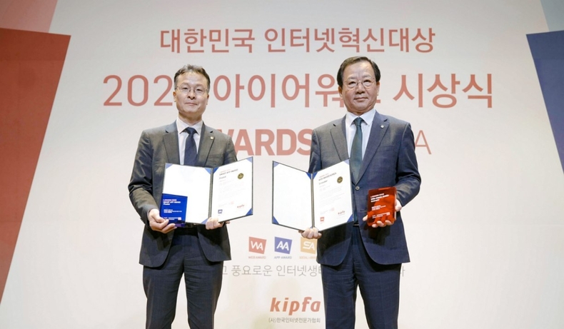 사진 1. 14일 신협이 ‘아이어워즈코리아 2023’ 웹어워드 금융부문에서 수상했다. (좌측부터) 윤병채 디지털채널지원팀장, 배봉숙 디지털금융이사 ⓒ타임즈