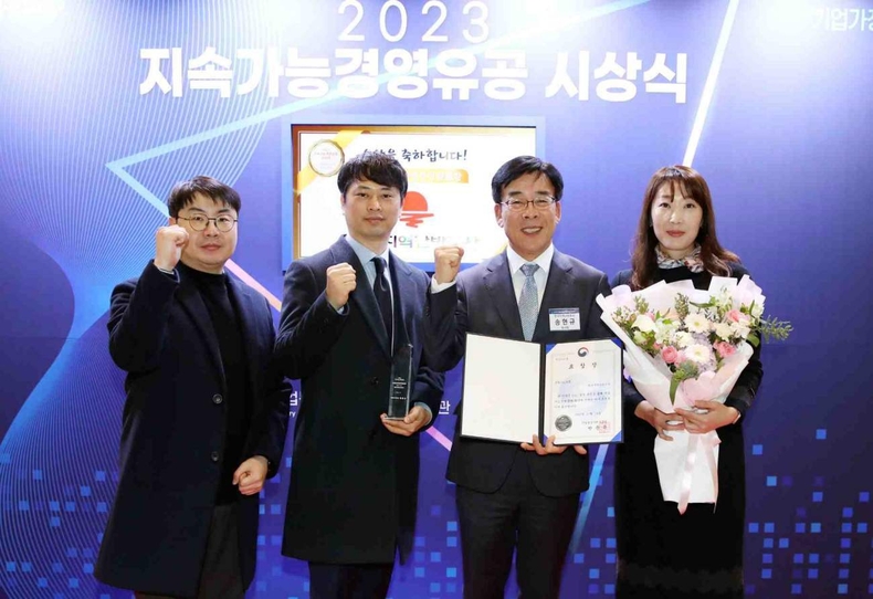 (첨부1) 지속가능경영유공 시상식 관련 사진(좌측 두번째부터 정기종 한난 기획부장, 송현규 한난 부사장) ⓒ타임즈