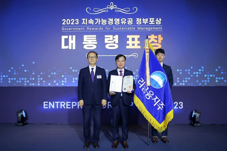 우리금융,‘지속가능경영 유공’종합ESG부문 대통령표창 수상 ⓒ타임즈<br>
■사진설명 : 지난 14일 FKI타워에서 진행된 ‘2023 지속가능경영 유공 정부포상’시상식에서 (왼쪽부터) 산업통상자원부 이승렬 산업정책실장, 송윤홍 우리금융지주 부사장과 우리금융지주 관계자가 기념촬영을 하고 있다.