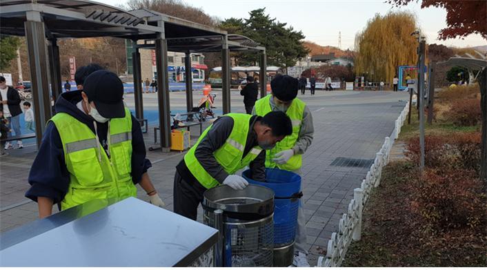 “광주시 공원 돌봄 자원봉사”를 운영한 결과 다수의 학생들이 자발적으로 봉사에 나서는 등 시민들에게 큰 인기를 끌었다고 밝혔다. ⓒ타임즈 