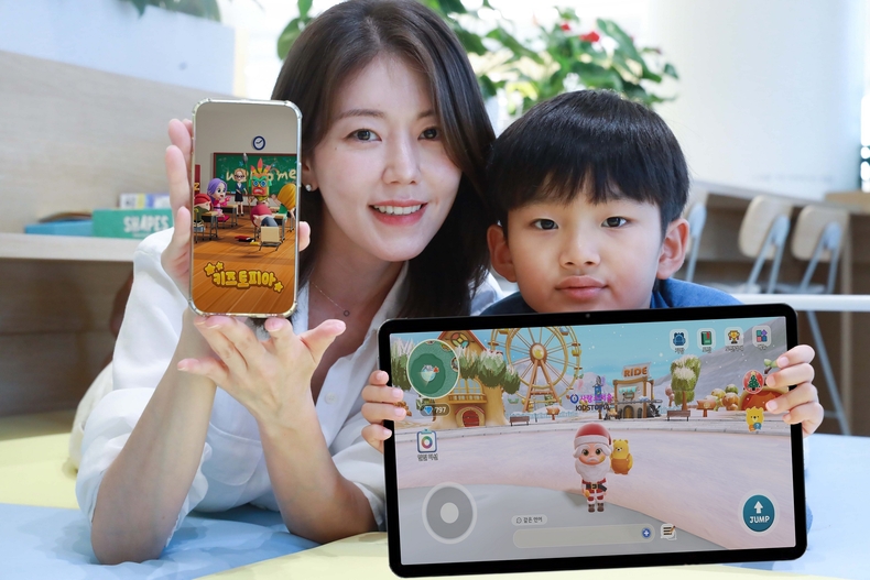 LG유플러스는 자사의 어린이 특화 메타버스 서비스인 ‘키즈토피아(KidsTopia)’가 국내외 가입자 20만명을 돌파했다고 20일 밝혔다. 사진은 LG유플러스 모델이 키즈토피아를 소개하는 모습. ⓒ타임즈