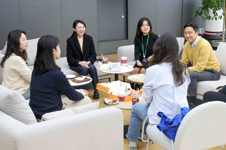 HD현대 정기선 부회장이 최근 사내어린이집에 자녀를 등원시키는 여성 직원들과 간담회를 가졌다 ⓒ타임즈