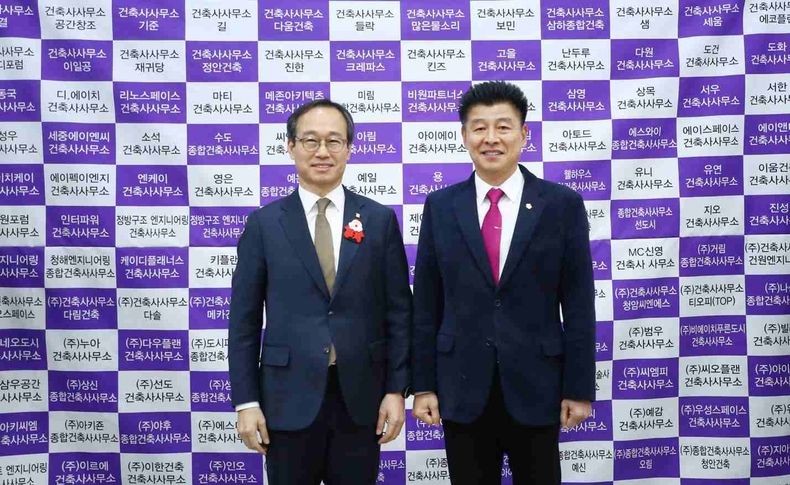 송파구의회(의장 박경래) 올림픽파크텔 1층 올림피아홀에서 열린 ‘2023년 송파구건축사회 송년회’에 참석(1) ⓒ타임즈