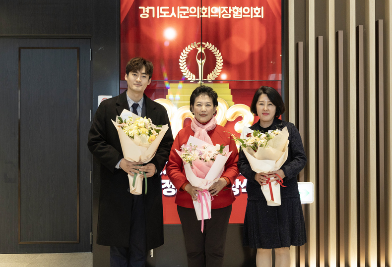 안산시의회 이진분 선현우 황은화 의원이 26일 수원컨벤션센터에서 열린 ‘2023 경기도 시군의회 의정대상 시상식’에서 각각 행정감사와 예산절감, 의정연구발전 분야의 의정활동 우수의원으로 선정돼 상을 받았다. 사진 왼쪽부터 이날 상을 받은 선현우 이진분 황은화 의원의 모습 ⓒ타임즈