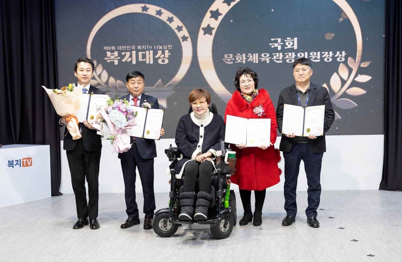 사진1: 송바우나 안산시의회 의장이 지난 28일 ‘나눔실천 복지대상 국회 문화체육관광위원장상’을 수상했다. 사진 맨 왼쪽이 송바우나 의장. ⓒ타임즈