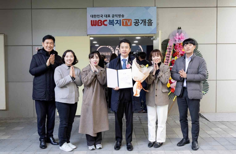 사진2: 송바우나 안산시의회 의장이 지난 28일 ‘나눔실천 복지대상 국회 문화체육관광위원장상’을 수상했다. 사진 가운데가 송바우나 의장. ⓒ타임즈