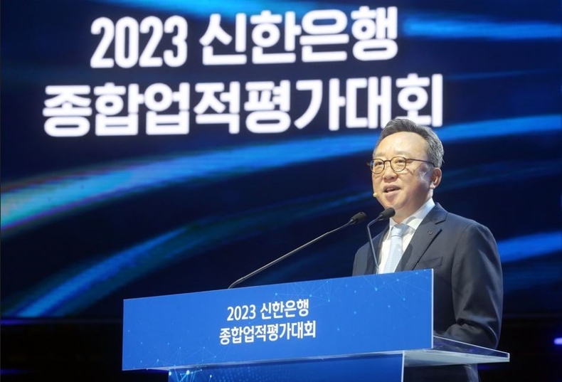 사진설명1) 지난 6일 서울시 송파구 소재 올림픽 체조경기장에서 개최한 ‘2023년 종합업적평가대회’에서 정상혁 은행장(가운데 오른쪽)과 이병식 양재커뮤니티장(가운데 왼쪽)이 챔피언 트로피를 들어올리는 모습 ⓒ타임즈