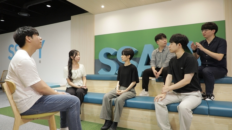 삼성청년SW아카데미(SSAFY) 교육생을 위한 멘토링 재능 기부에 나선 삼성전자 홍채희 프로(왼쪽 두번째)가 SSAFY 교육장에서 교육생들과 대화하고 있다. ⓒ타임즈
