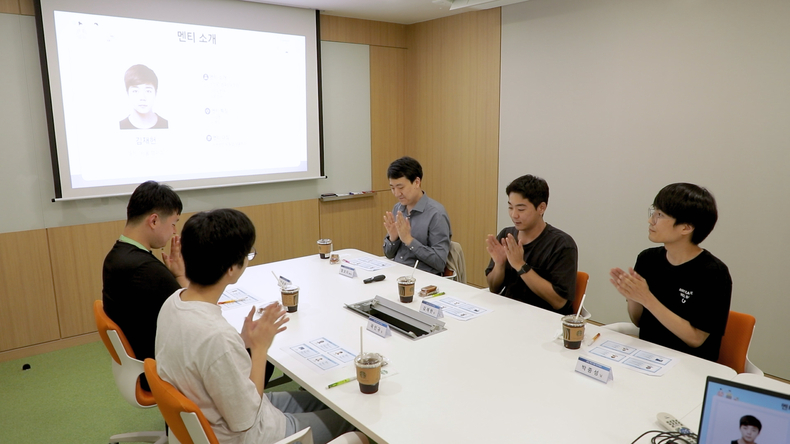 삼성청년SW아카데미(SSAFY) 교육생을 위한 멘토링 재능 기부에 나선 삼성전자 김진현 프로(왼쪽 세번째)가 SSAFY 교육장에서 교육생들과 서로 자기 소개를 하고 있다. ⓒ타임즈