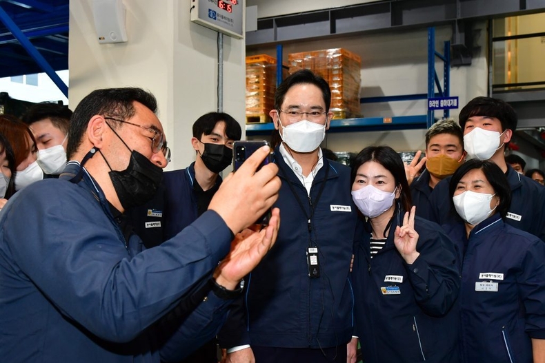 이재용 삼성전자 회장이 삼성전자로부터 스마트공장 구축 지원을 받은 부산 소재 중소기업 ‘동아플레이팅’을 2022년 11월 8일 방문해 임직원들과 셀카를 찍고 있다. ⓒ타임즈