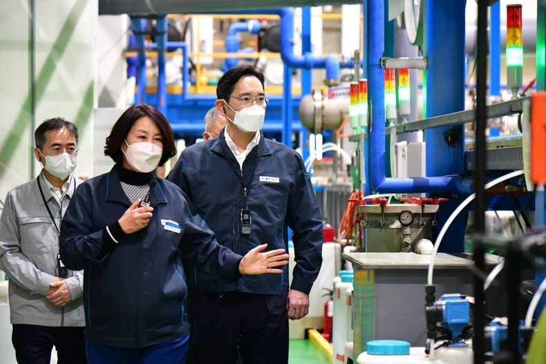 이재용 삼성전자 회장이 삼성전자로부터 스마트공장 구축 지원을 받은 부산 소재 중소기업 ‘동아플레이팅’을 2022년 11월 8일 방문해 제조 현장을 둘러보고 있다. ⓒ타임즈