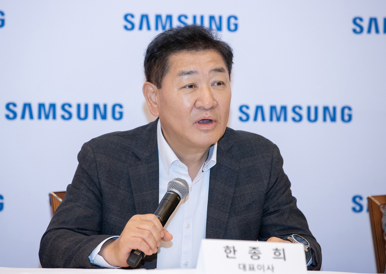 현지시간 9일 미국 라스베이거스 CES 2024 현장에서 열린 국내 기자간담회에서 삼성전자 한종희 대표이사 부회장이 기자들의 질문에 답변을 하는 모습. 2 ⓒ타임즈