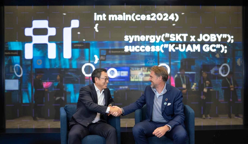 ※ 사진설명 : 사진1~3. SKT 유영상 사장(사진 왼쪽), Joby Aviation 조벤 비버트(JoeBen Vevirt) CEO(사진 오른쪽)가 라스베이거스에서 열리는 CES 2024에 마련된 ‘SK ICT 패밀리 데모룸’에서 기념 촬영을 하고 있는 모습 ⓒ타임즈