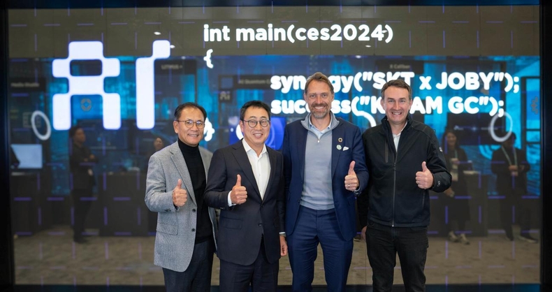 사진4. 사진 왼쪽부터 SKT 하민용 Global Solution Office 담당(CDO), SKT 유영상 사장, Joby Aviation 조벤 비버트(JoeBen Bevirt) CEO, Joby Aviation 에릭 앨리슨(Eric Allison) 부사장이 기념 촬영을 하고 있는 모습 ⓒ타임즈