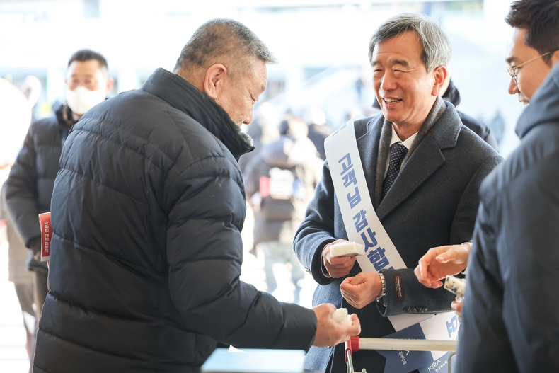 새해 첫 경마일 맞아 경마팬들에게 인사하는 한국마사회 정기환 회장 ⓒ타임즈