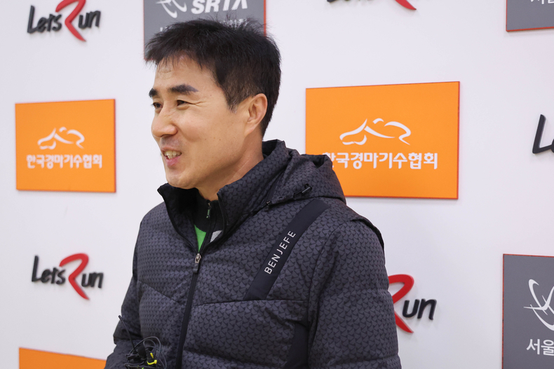 새해맞이 기념경주 우승한 서인석 조교사 ⓒ타임즈