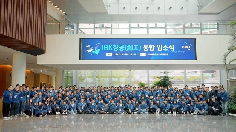 2024년 상반기 IBK창공 입소식 ⓒ타임즈<br>
<사진은 2024년 상반기 기업은행 창업육성 플랫폼 ‘IBK창공’에 최종 선발된 기업들이 입소식에서 기념 촬영을 하고 있는 모습>